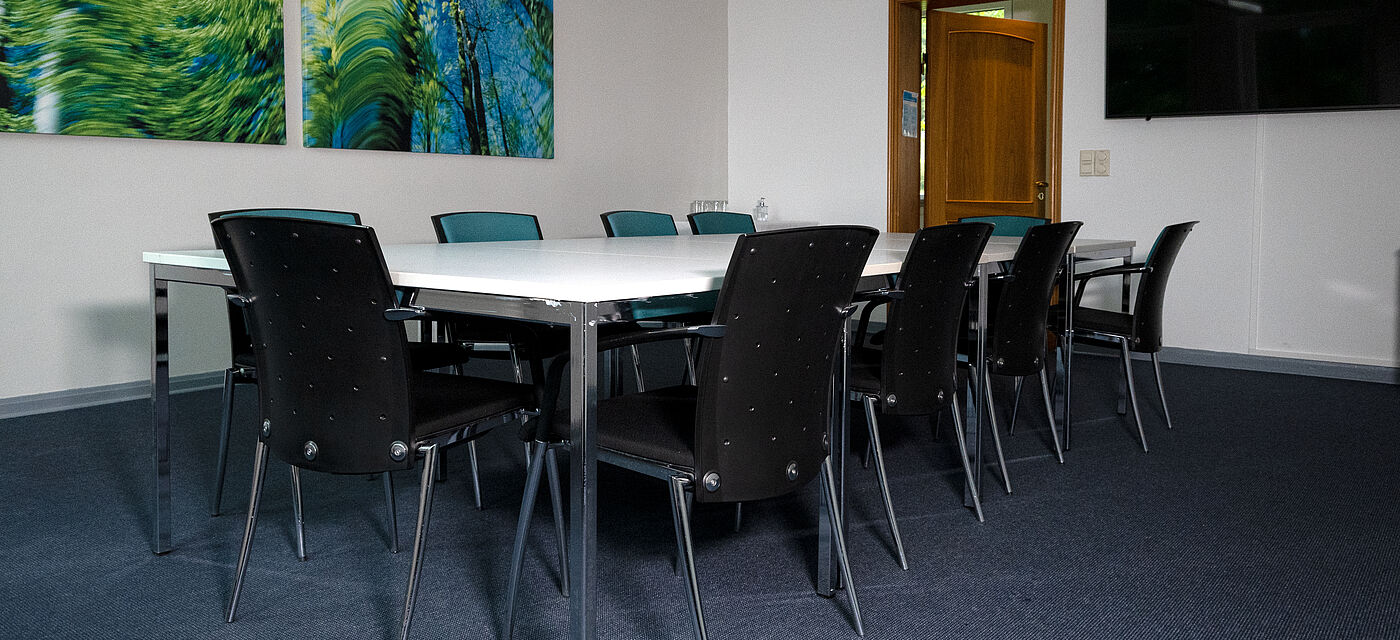Tisch mit Stühlen im Seminarraum Tallinn.