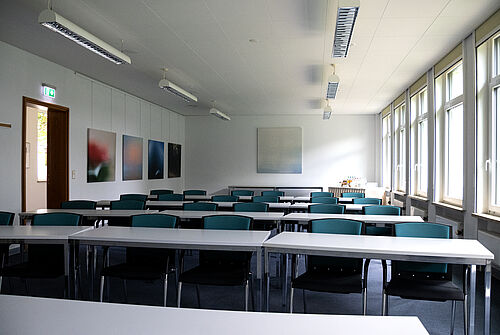 Tische und Stühle im Seminarraum Kopenhagen.