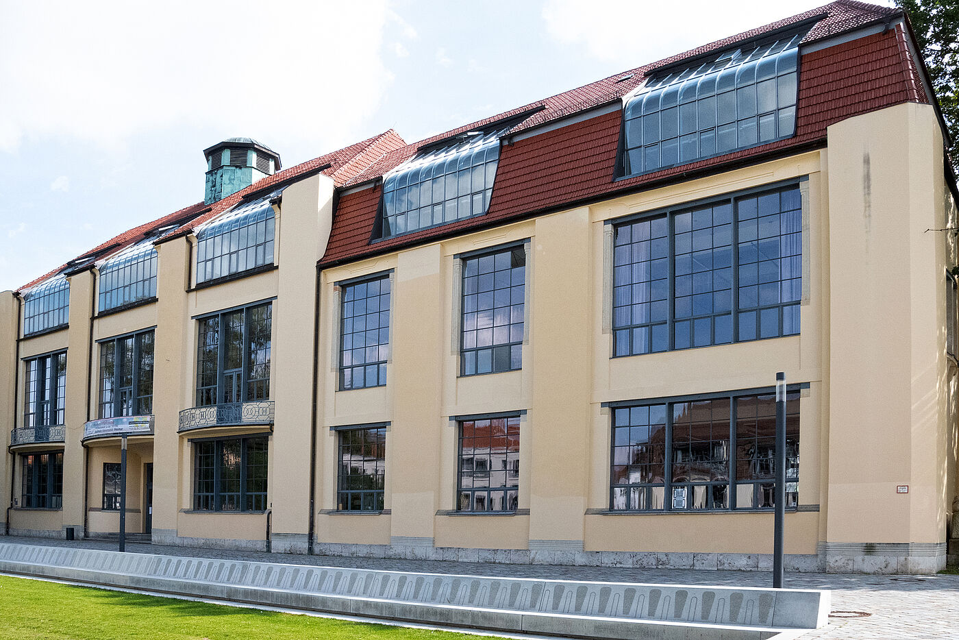 Fassade der Bauhaus Universität in Weimar.