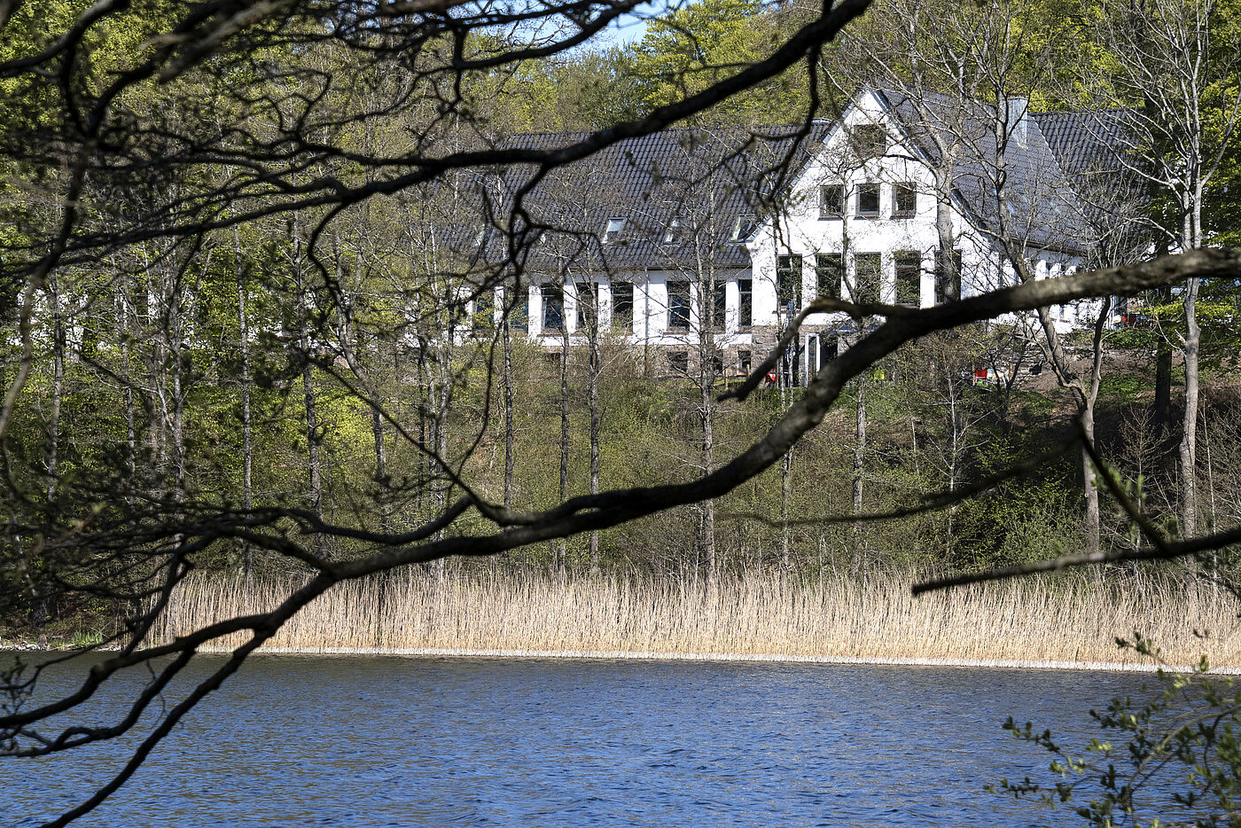 Blick vom See auf das Akademiezentrum Sankelmark.