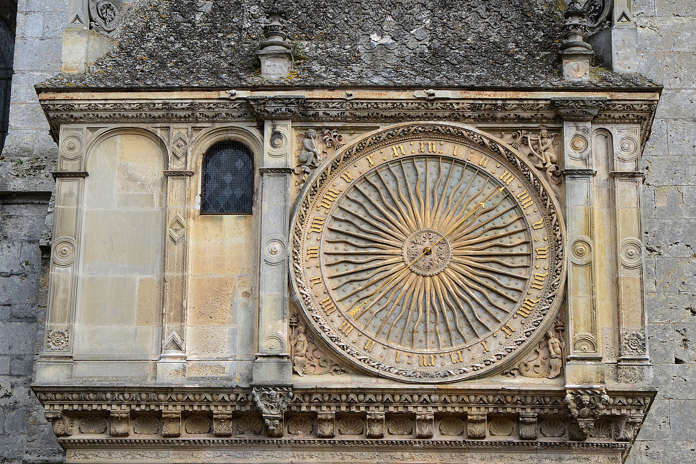 Zifferblatt der astronomischen Uhr in der Kathedrale Notre-Dame zu Chartres.